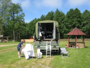 Karkle Camp mit praktischen überdachten Tischen und Bänken
